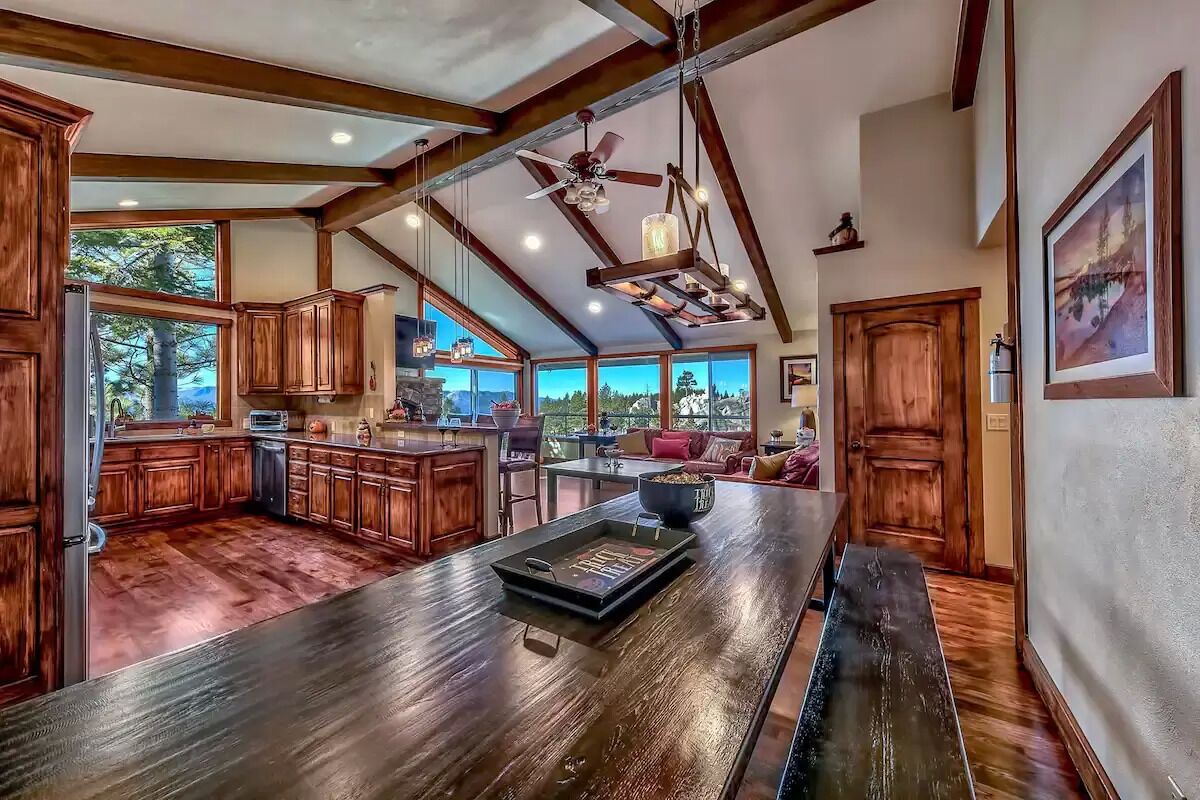 Renovated Luxury Lake View Home - new decor/hot tub/pool table/central location