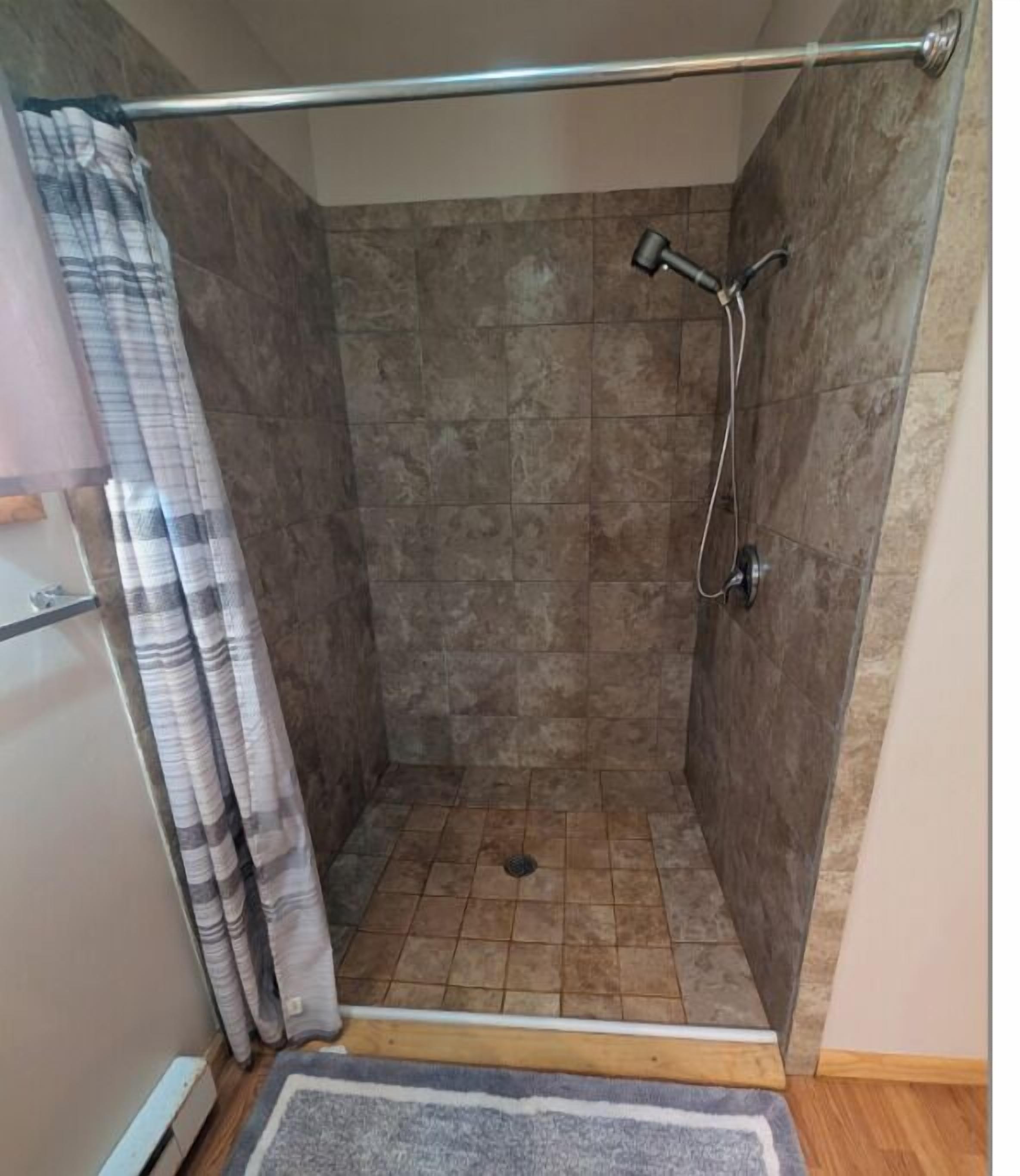 Douche, sèche-cheveux, serviettes fournies, savon