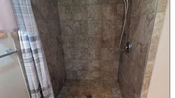 Douche, sĂšche-cheveux, serviettes fournies, savon
