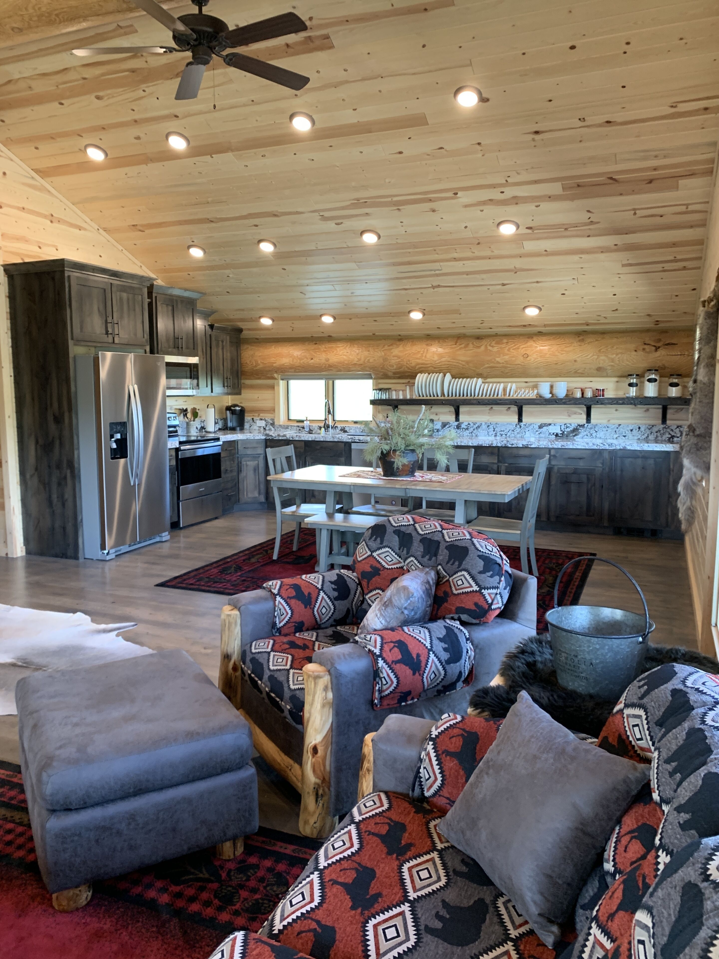 Soggy Bottom Ranch Guesthouse/4 bay garage, Yellowstone 35 miles. Fishing pond