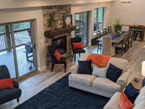 House (Journey's Remedy-LAKE View - Closest ) | Living room | Smart TV, video game console, table football - Journey's Remedy (Branson)