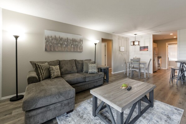Condo (CityScape - Premier Condo -VIEWS - Up) | Living room