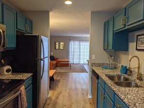 Huoneisto (StoryDays -FuN - Relaxing - GREAT VIE) | Yksityinen keittiö | Jääkaappi, mikroaaltouuni, liesi, astianpesukone