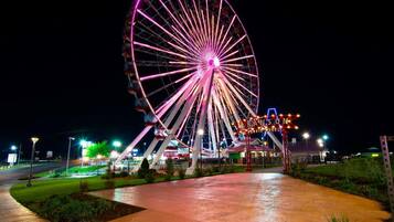 Una noria con un cartel que dice "BRANSON PERRIS WHEEL" de noche.