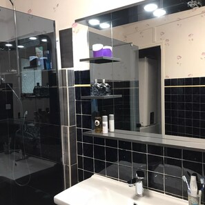 Douche, sèche-cheveux, papier toilette