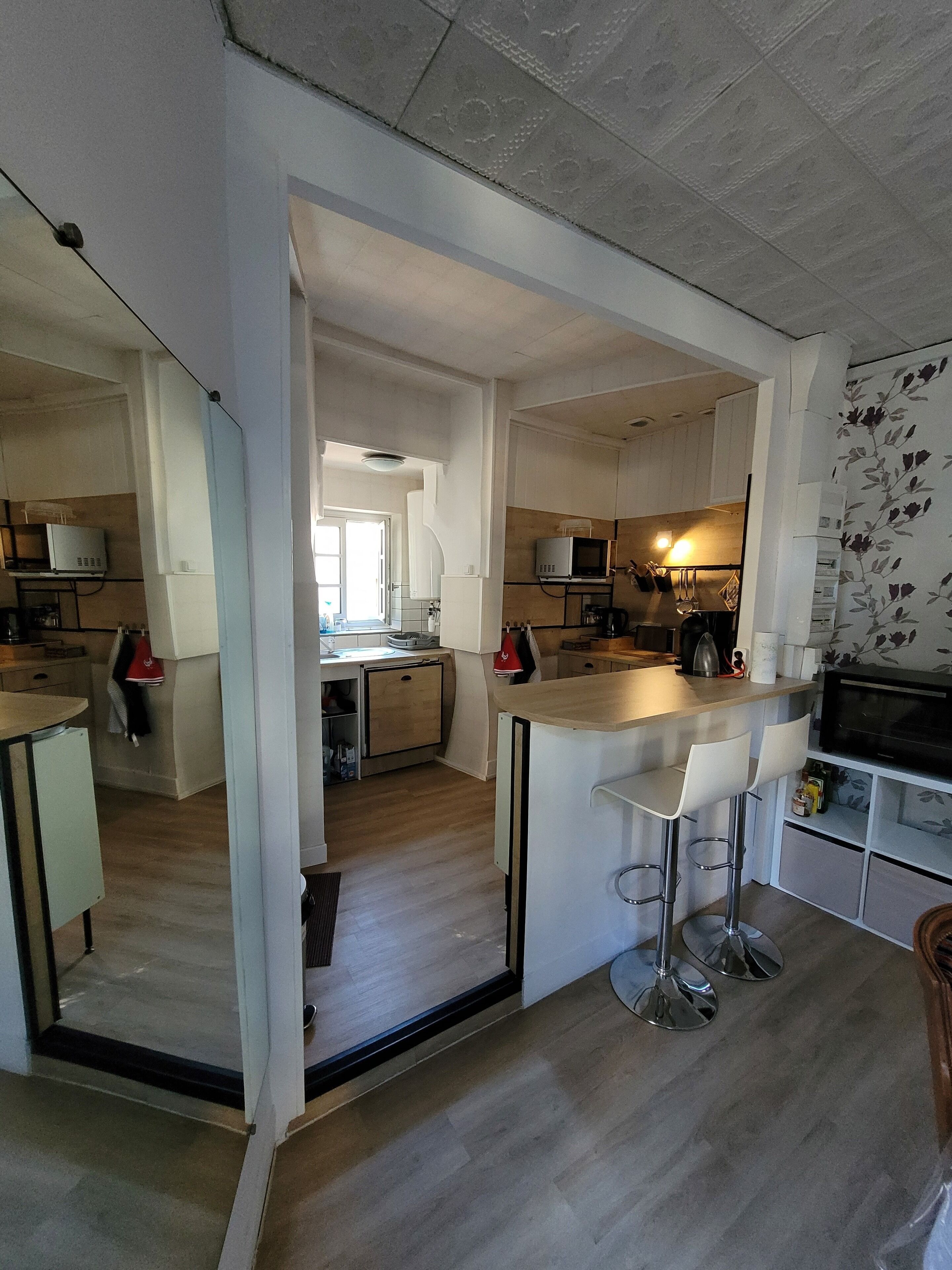 Coffee/tea maker, fridge, microwave, oven