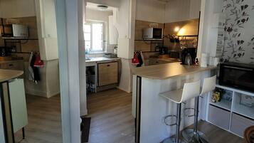 Coffee/tea maker, fridge, microwave, oven