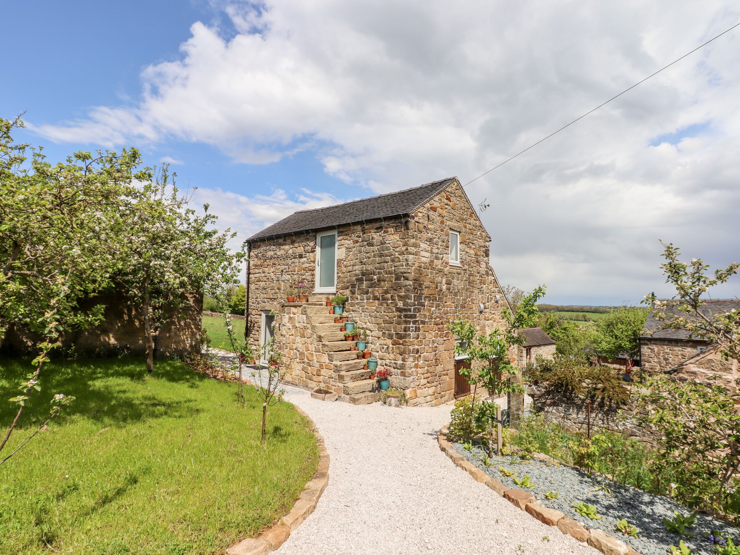 WALNUT BARN, family friendly, character holiday cottage in Ambergate