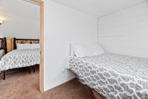 2 bedrooms, WiFi (free), bed sheets