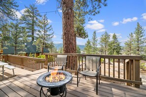 Terrace/patio - Boulder Bear - Secluded, Beautiful Views, Fireplace, Barbecue (Big Bear Lake)