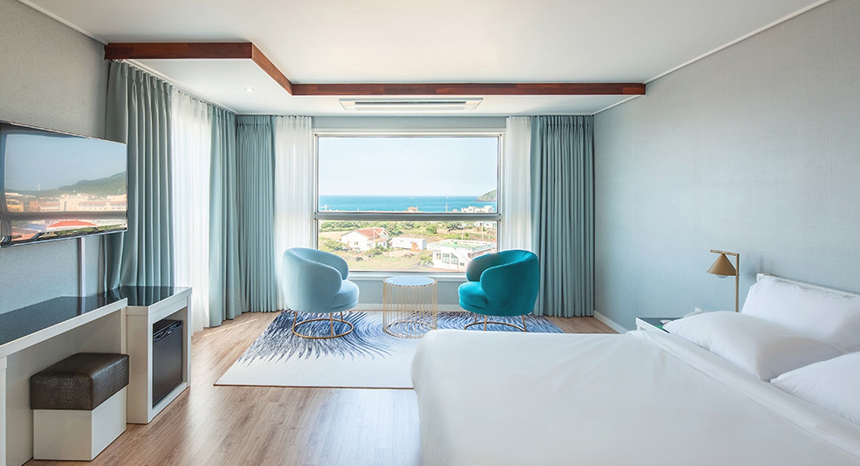 Habitación junior con 2 camas individuales, 2 camas matrimoniales, vista al mar | Vista a la playa o el mar
