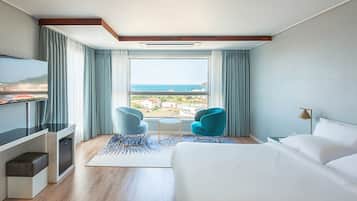 Habitación junior con 2 camas individuales, 2 camas matrimoniales, vista al mar | Vista a la playa o el mar