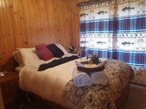 3 bedrooms, desk, WiFi, bed sheets