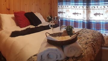 3 bedrooms, desk, WiFi, bed sheets