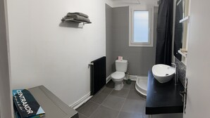 A modern bathroom with a toilet, sink, and shower. - Joli T2 Climatis? Nimes Proche Gare et Centre Ville (Nîmes)