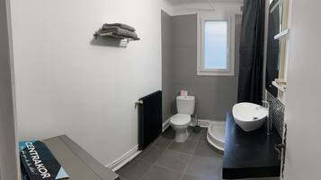 Douche, sĂšche-cheveux, serviettes fournies, papier toilette