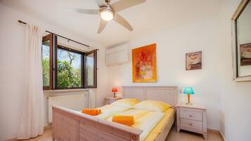 3 slaapkamers, een strijkplank/strijkijzer, gratis wifi, beddengoed