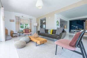 Televisión, chimenea, reproductor de DVD