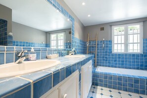 Bathtub, hair dryer, towels - Villa Les Vues – Luxury villa Sainte-Maxime with sea view & pool (Sainte-Maxime)