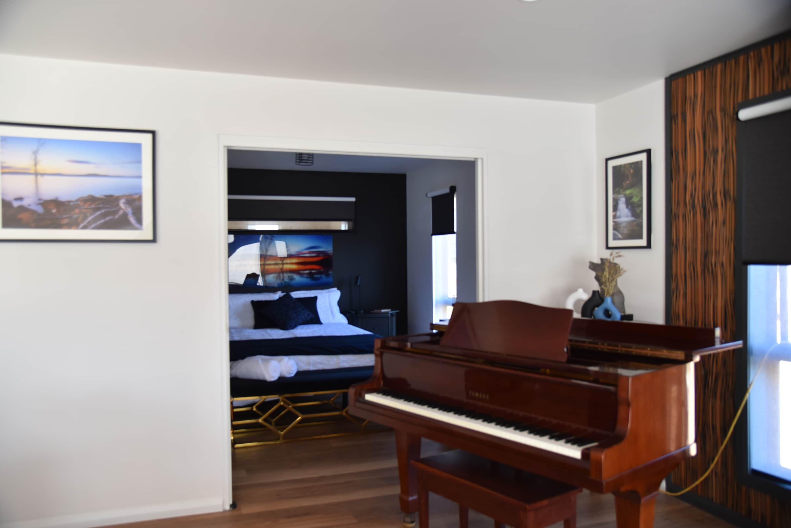 Arthurs Lake: Amazing views, free whisky plus 4pm checkout