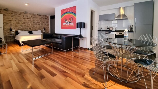 Eine moderne Wohnung mit Wohnbereich, Essbereich und Küche.