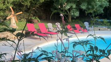 Een buitenzwembad en een verwarmd zwembad