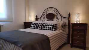 2 habitaciones y tabla de planchar con plancha