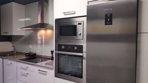 Refrigerador, horno, tostadora y utensilios de cocina