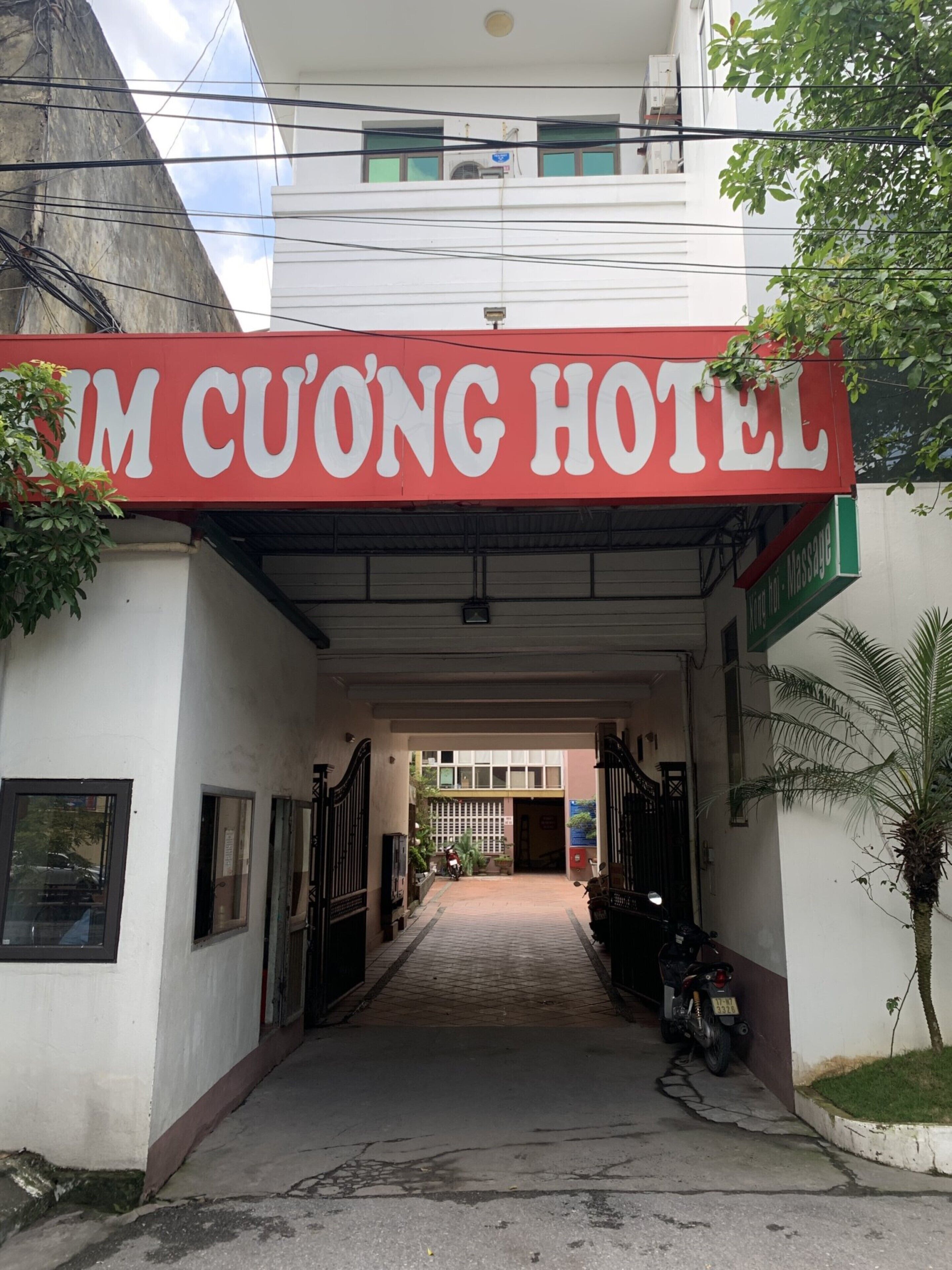 La entrada al hotel M Cuong con un camino despejado hacia la entrada principal.