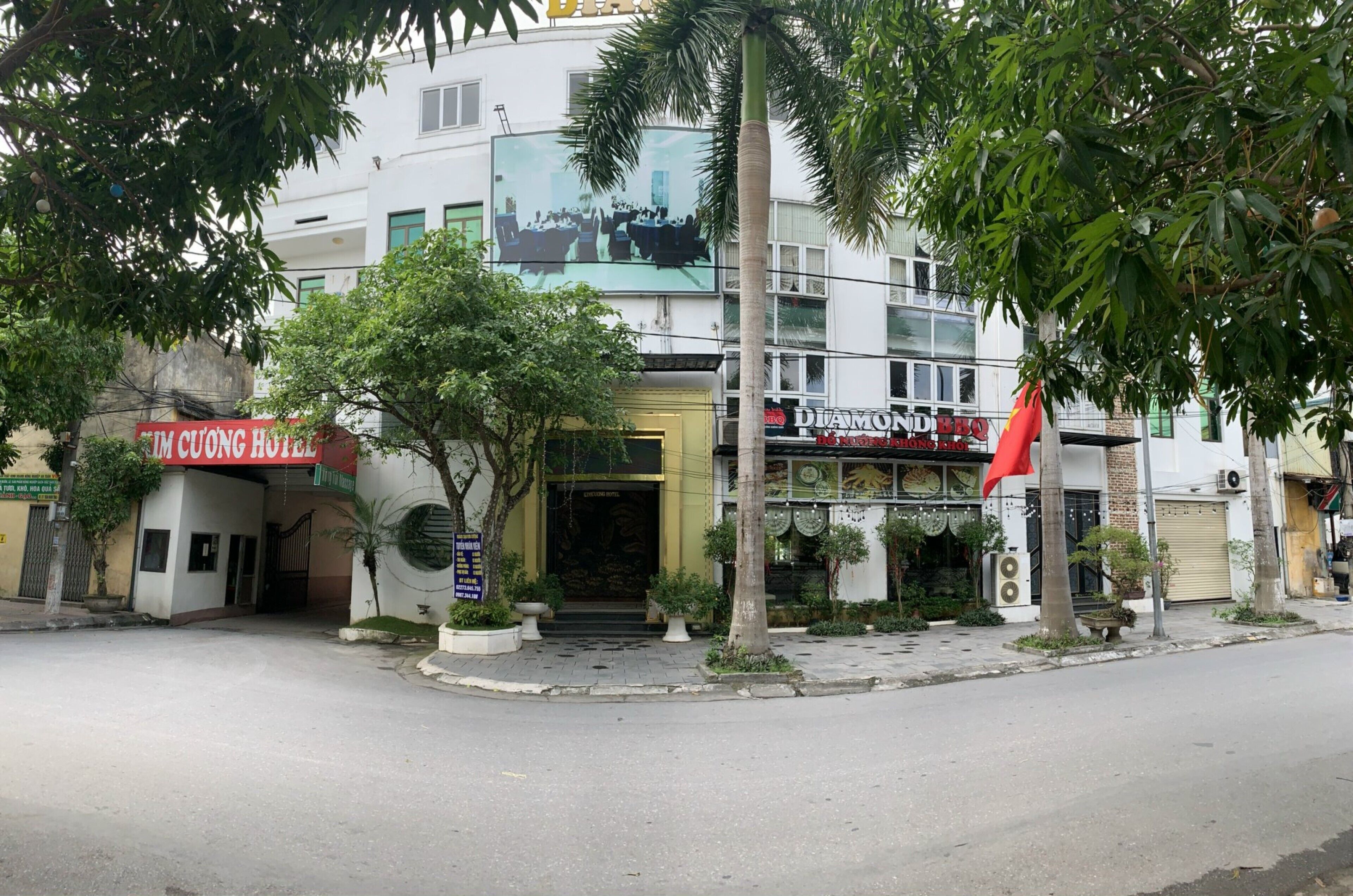 A hotel with a modern facade, a large entrance, and a visible restaurant sign.