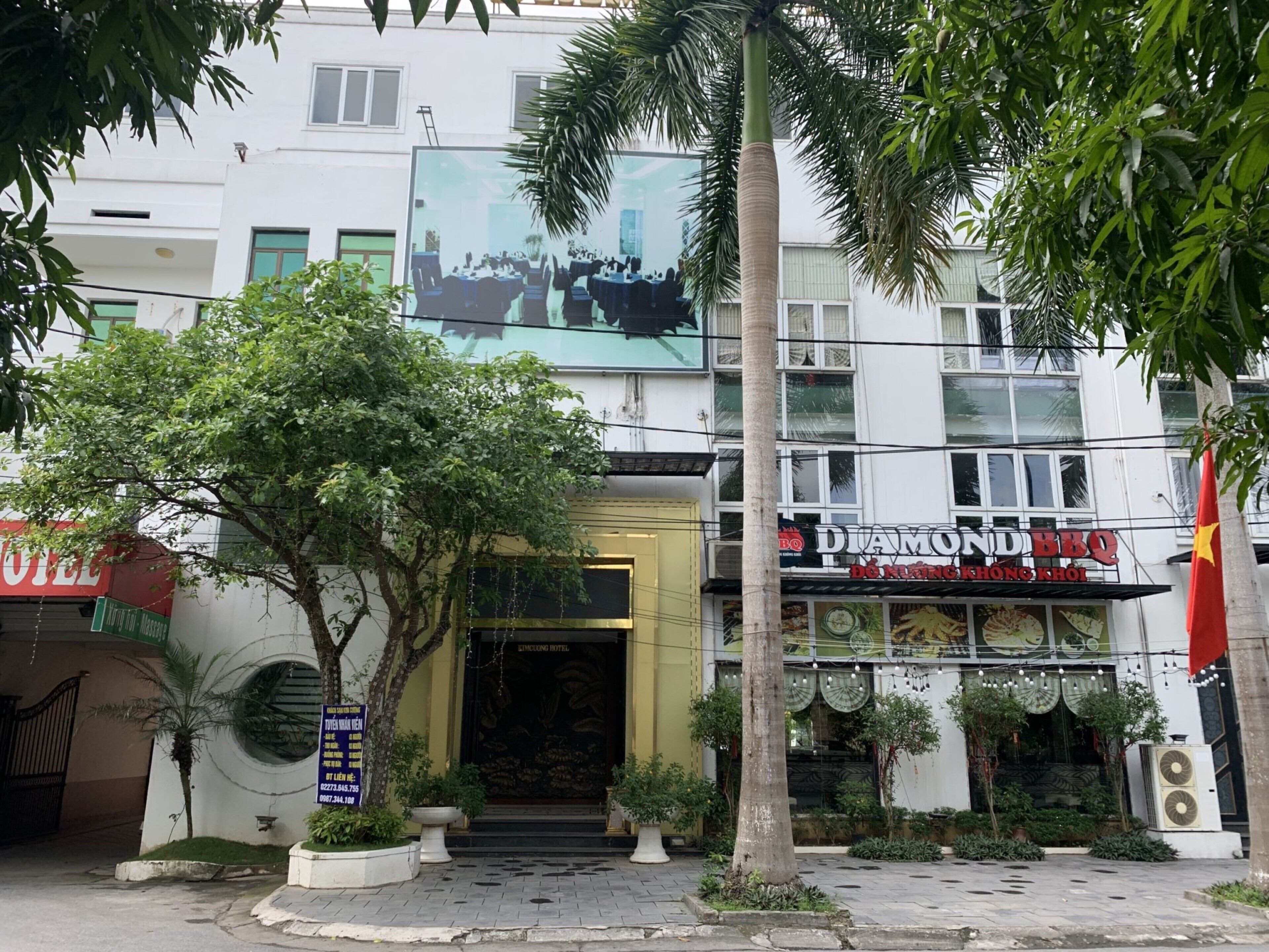 Un edificio con un restaurante llamado "Diamond BBQ" y la entrada a un hotel.