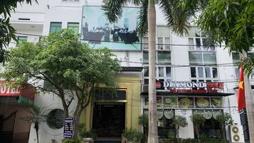 Un edificio con un restaurante llamado "Diamond BBQ" y la entrada a un hotel.