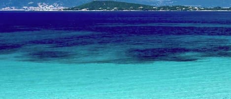 Una playa cerca, sillas reclinables de playa, toallas de playa