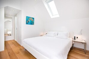 1 habitación y tabla de planchar con plancha 