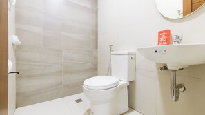Un baño con inodoro, lavabo y ducha.