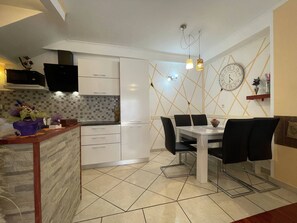 Dining - Apartment Malu is located  in a quiet neighborhood in Pula. (Pula)