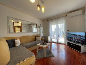 TV - Apartment Malu is located  in a quiet neighborhood in Pula. (Pula)
