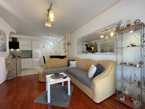 TV - Apartment Malu is located  in a quiet neighborhood in Pula. (Pula)