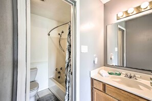 Hair dryer, towels - Baton Rouge Condo < 3 Mi to Tiger Stadium! (Baton Rouge)
