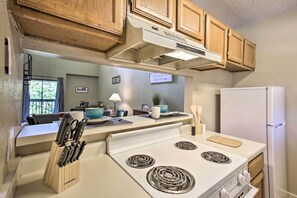 Cookware/dishes/utensils, dining tables - Baton Rouge Condo < 3 Mi to Tiger Stadium! (Baton Rouge)