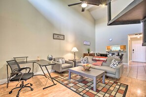 TV, books - Baton Rouge Condo < 3 Mi to Tiger Stadium! (Baton Rouge)