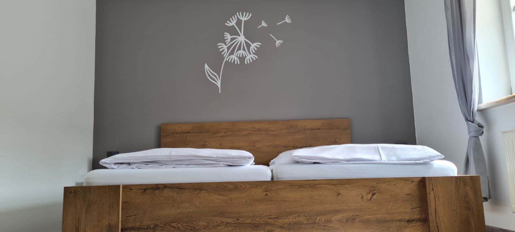 2 bedrooms, travel cot, free WiFi, bed sheets