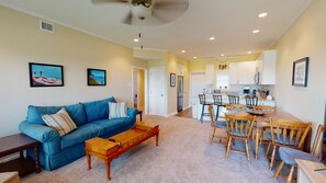 TV - Walk to Sandfest , Shared Pool, Board Walk to Beach (Port Aransas)