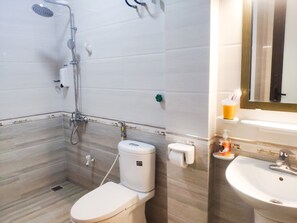 Shower, hydromassage showerhead, free toiletries, hair dryer - Ngoc Anh Hotel (Van Don)