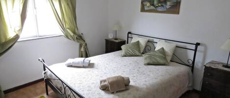 3 makuuhuonetta, silitysrauta/-lauta, ilmainen Wi-Fi, vuodevaatteet