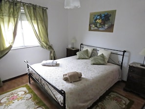 3 slaapkamers, een strijkplank/strijkijzer, gratis wifi, beddengoed