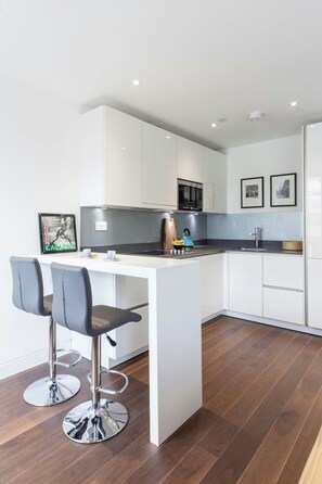 Apartment (1 Bedroom) | Private kitchen | Fridge, microwave, oven, stovetop - Leonard Street by Onefinestay (London)