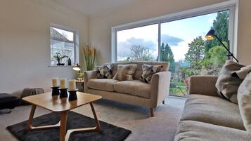 House, Multiple Beds | Living room | 30-inch TV with cable channels, fireplace