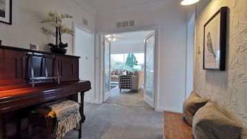 House, Multiple Beds | Living room | 30-inch TV with cable channels, fireplace