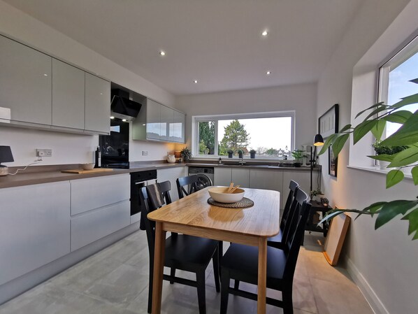 Casa, varias camas | Cocina privada | Horno, lavavajillas, tetera eléctrica y tostadora